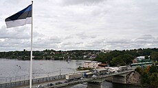 Estonská vlajka vlaje poblí mostu pes eku Narva na hraniním pechodu s...