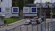 Vozidla ekají na hraniním pechodu mezi Estonskem a Ruskem. (18. záí 2022)