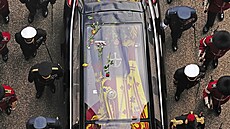 Květiny na pohřebním voze převážejícím rakev královny Alžběty II. na hrad...