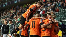 Fotbalisté �achtaru a oslava gólu do sít� Celtiku.