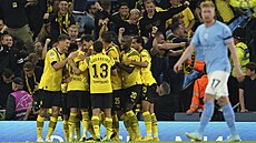 Hrái Dortmundu slaví gól Bellinghama do sít Manchesteru City.