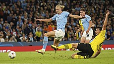 Erling Haaland (vlevo) z Manchesteru City se snaí skórovat proti Dortmundu.