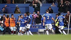 Hrái Evertonu slaví gól proti West Hamu v anglické Premier League.