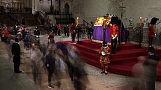 Lidé procházejí kolem rakve královny Albty II., která leí na katafalku ve...