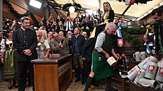 Mnichovský starosta Dieter Reiter naráí první sud piva a oficiáln tak...