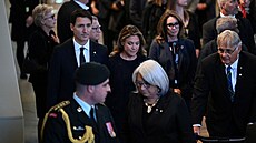 Kanadský premiér Justin Trudeau eká, aby se mohl poklonit rakvi se zesnulou...