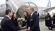 Český premiér Petr Fiala s manželkou Janou po přistání v Londýně (18. září 2022)