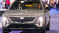 Joe Biden za volantem elektrického SUV Cadillac Lyriq