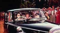 V roce 1957 vzala královna své dti na výlet po Windsor Estate ve svém Daimleru.