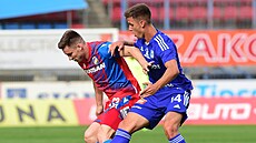 Luká� Kalvach si brání balón p�ed Antonínem R�skem.