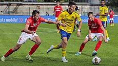 Robert Hrubý ze Zlína uniká dv�ma hrá��m Zbrojovky Brno.