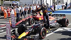 Max Verstappen vyskakuje ze svého monopostu po vyhrané Velké cen Itálie.