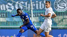 Mosses Ekpai z Boleslavi st�ílí p�es Vladislava Levina ze Slovácka.