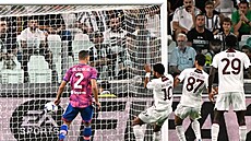 Salernitana skóruje na h�i�ti Juventusu.