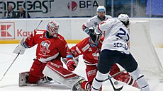 Plzeský útoník Zdenk Sedlák otevírá skóre v extraligovém utkání s Olomoucí.