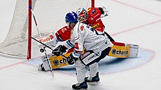 Kladenský Jakub Klepi� p�i trestném st�ílení, Roman Will puk vyrazil.