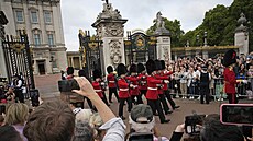 Coldstreamská garda pochoduje ped Buckinghamským palácem v Londýn. (10. záí...