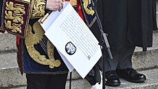 Prohláení o formálním jmenování krále Karla III. na Královské burze v Londýn....