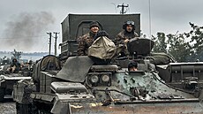 Ukrajinské vojenské jednotky se pohybují na osvobozeném území v Charkov. (12....