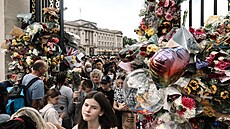 Brány Buckinghamského paláce zahalily stovky kytic, básní a balónků se vzkazy...