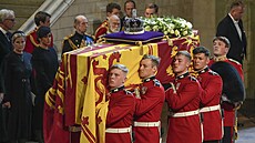Rakev s královnou Alžbětou II. dorazila v Londýně do parlamentu. (14. září 2022)