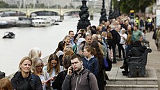 Desetitisíce Brit ekají navzdory deti na monost poklonit se rakvi se...