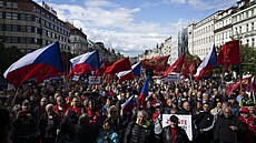 Asi dvě stovky lidí se v centru Prahy sešly na protestu komunistů proti vládě....
