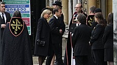 Francouzský prezident Emmanuel Macron s chotí Brigitte picházejí do...