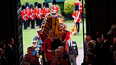 Nosii nesou rakev královny Albty II do kaple svatého Jií na hrad Windsor.
