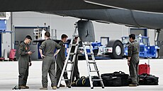 Americký bombardér B-52 ze základny Minot v Severní Dakot pistává na...