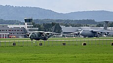 Letoun C-390 Millennium brazilského výrobce Embraer a v pozadí americký obr...