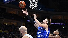 eský pivot Jan Veselý zakonuje do eckého koe v osmifinále mistrovství...