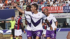 Momentka z utkání mezi Boloou a Fiorentinou. Hostující Lucas Martinez Quarta...