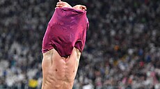 Arkadiusz Milik z Juventusu svléká dres po gólu v poslední minut. Dostal...