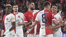 Slávisti�tí fotbalisté slaví jeden z �esti gól� do sít� �eských Bud�jovic.