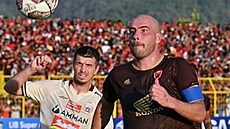 Český obránce Ondřej Kúdela (vlevo) v dresu indonéského týmu Persija Jakarta