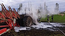 U poáru traktoru zasahovali profesionální hasii z Tebon.