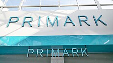 První zákazníci vstoupí do brn�nského Primarku v obchodním centru Olympia ve...
