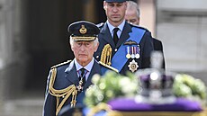 Král a následník. Britové si p�ejí, aby král Karel p�edal korunu následníkovi...