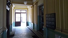 D�ev�ná dla�ba v jednom z dom� v Plze�ské ulici. Ta se u� jen tak nevidí.