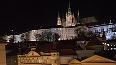 Výhled na noní Malostranské námstí a Praský hrad z okna Malostranské besedy