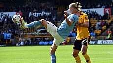 Erling Haaland z Manchesteru City (vlevo) a Max Kilman z Wolverhampton bojují o...