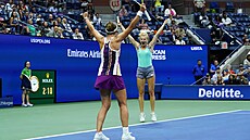 Barbora Krejčíková a Kateřina Siniaková se radují z vítězství ve finále US Open.