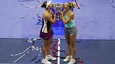 Barbora Krejíková (vlevo) a Kateina Siniaková s trofejí pro deblové vítzky...