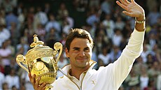 Roger Federer po výhře na Wimbledonu v roce 2009.