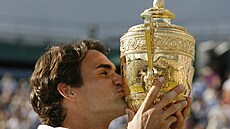 Roger Federer po výhe na Wimbledonu v roce 2007.