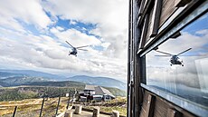 Vrtulník pepravuje na vrchol krkonoské Snky vaky s kamením (12.9.2022).