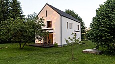 Starou zahradu postupn� dopl�ují mladé stromy, kv�tiny i zelenina.