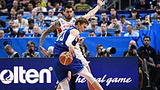 Finská basketbalová hvzda Lauri Markkanen se snaí prosadit prosadit proti...