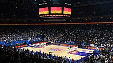 Basketbalisté Nmecka a ecka pi nástupu ke tvrtfinálovému duelu EuroBasketu.